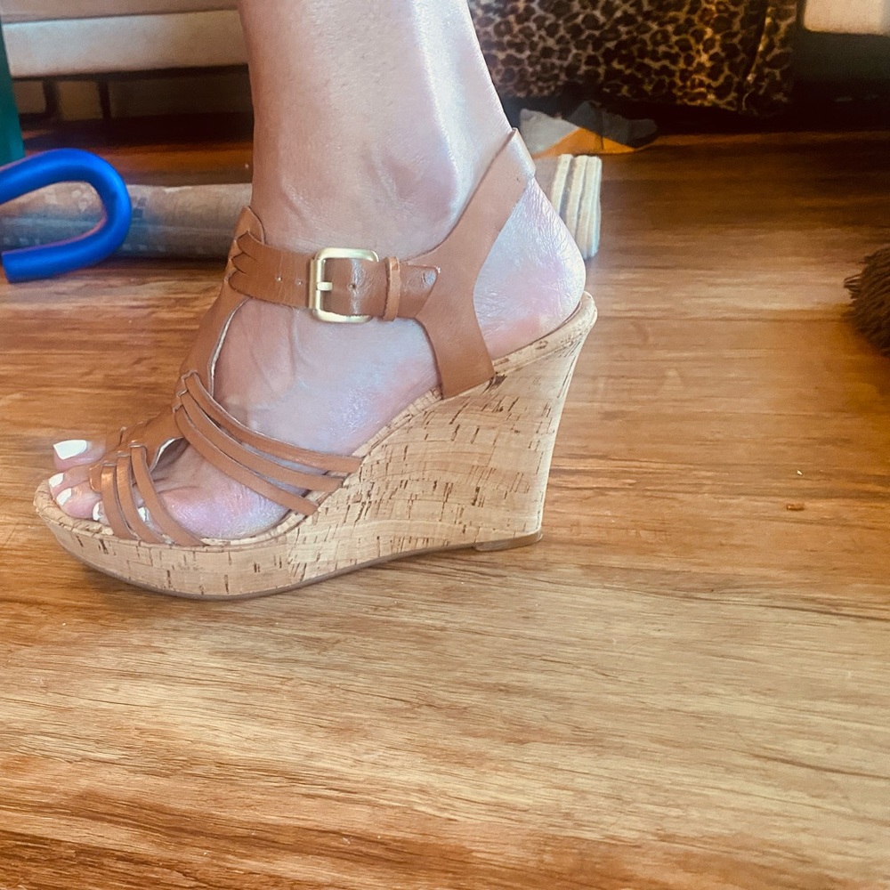 Light brown wedges